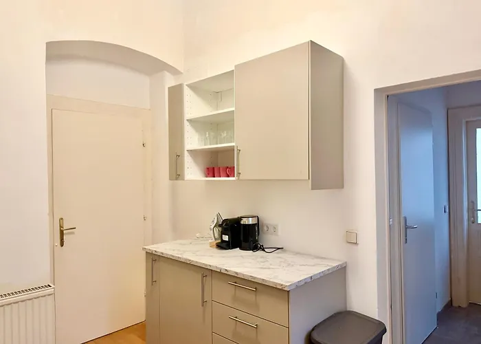 4 Bedroom Stylish With Backyard *