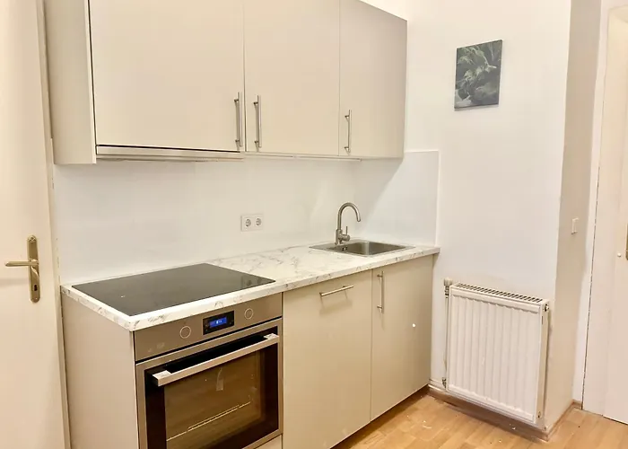 Appartement 4 Bedroom Stylish With Backyard *