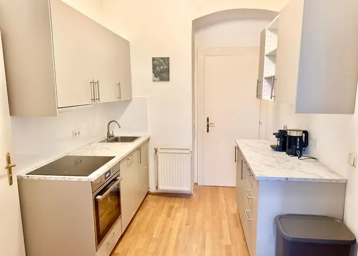 Appartement 4 Bedroom Stylish With Backyard