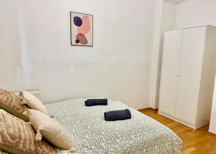 4 Bedroom Stylish With Backyard Appartement Vienne