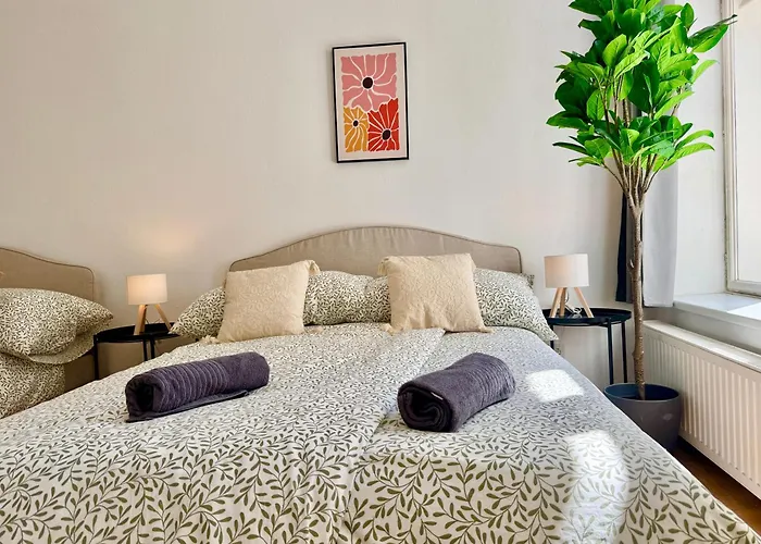 Appartement 4 Bedroom Stylish With Backyard *