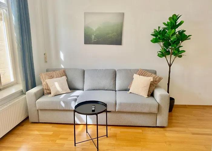 4 Bedroom Stylish With Backyard *