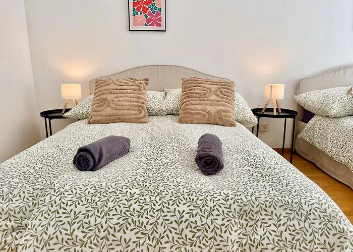 4 Bedroom Stylish With Backyard *