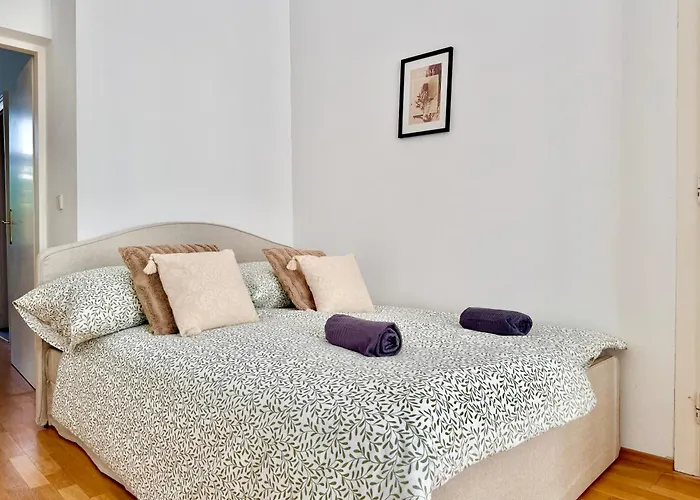 4 Bedroom Stylish With Backyard Vienne